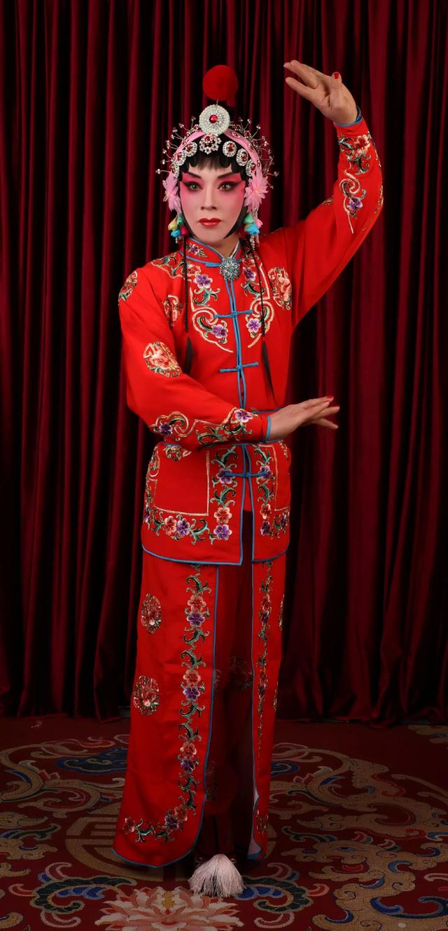 实拍剧团旦角化妆过程