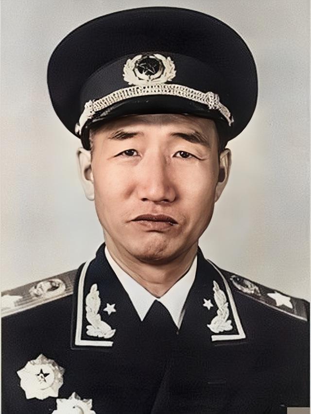 1950年徐向前去怀仁堂开会，周恩来看着最后一排笑了：你换个座位