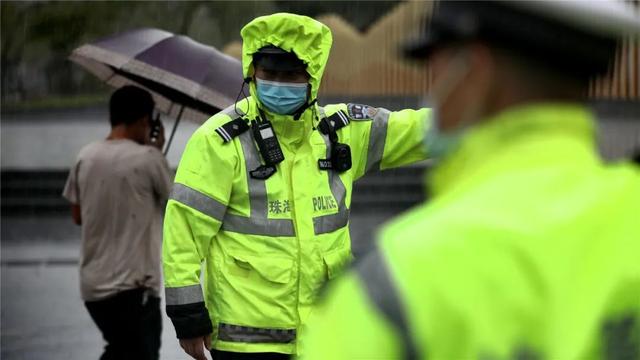 冷空气南下暴雨持续下，交警硬核救援刷遍朋友圈！