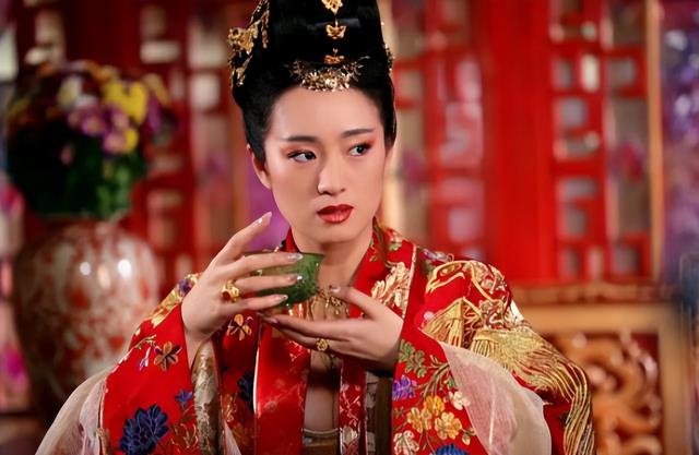 张艺谋72岁生日，陈婷晒出18岁儿子录取通知书，她真比巩俐强？