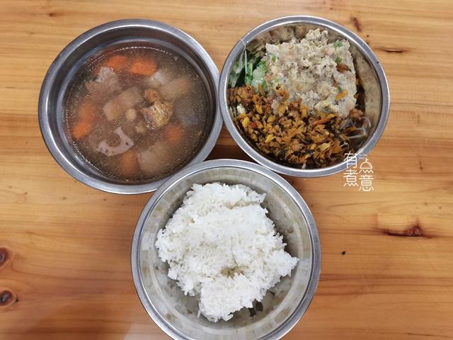 幼儿园老师晒孩子午餐照，家长群沸腾了：这伙食太差了吧，退钱
