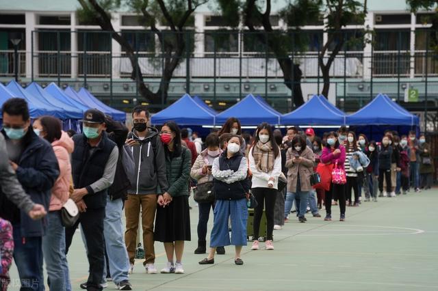 “国家队”出手！香港日增确诊首度破千，大批港人回内地避疫！港府祭出最严防疫令，定额罚款提高到1万港元
