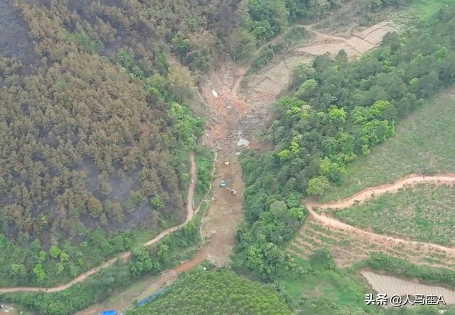 东航MU5735飞机残骸深入地下20米，大型机械进场，该如何开挖？
