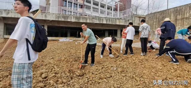 张扬个性 绽放多彩青春：记四川省科学城一中高中部校本课程选修课