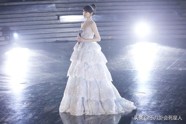12位女星卫视春晚状态！杨颖唐嫣美得亮眼，关晓彤大长腿厉害了