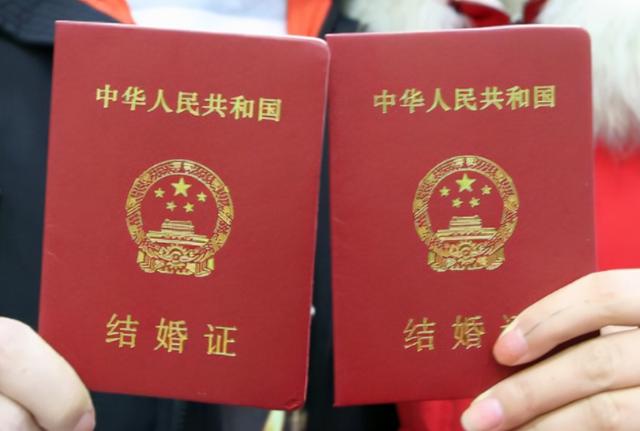 18岁女生产下男宝后住宾馆，喂新生儿喝老年奶粉，宝爸去哪了？