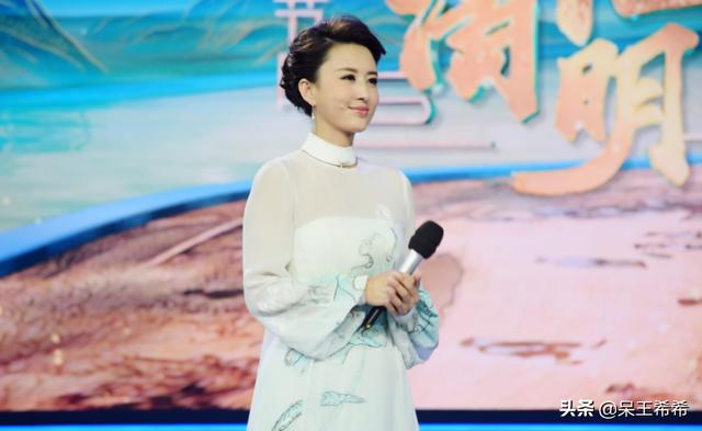主持人比赛成绩比李思思优秀，张蕾为何得不到主持春晚的机会？