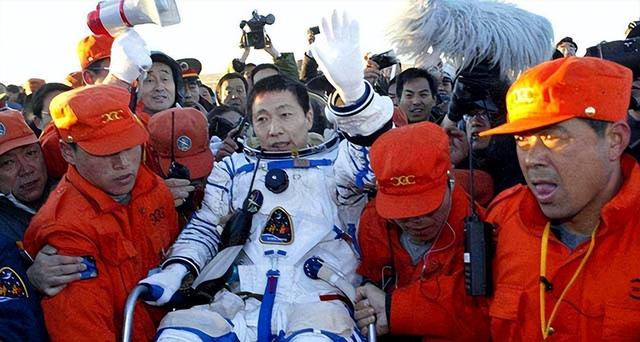 航天员返回地球后，为何都站不起来，要坐在轮椅上？牺牲太大了