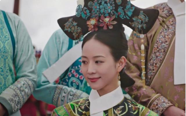 乾隆晚年时嘉庆进献一13岁少女，乾隆笑而纳之，半年后她便守寡了