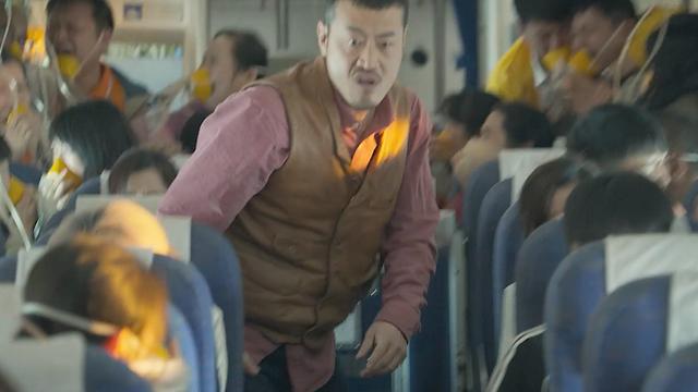 飞机万米高空玻璃爆裂,副机吸出窗外,机长34分钟迫降128人!催泪片