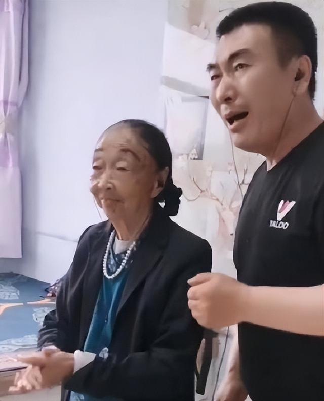 李玉成摟著85歲馬玉琴腰跳舞