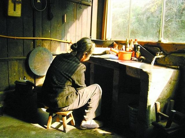 王传福：13岁丧父15岁丧母，嫂子卖嫁妆供上学，百亿身家不忘报恩