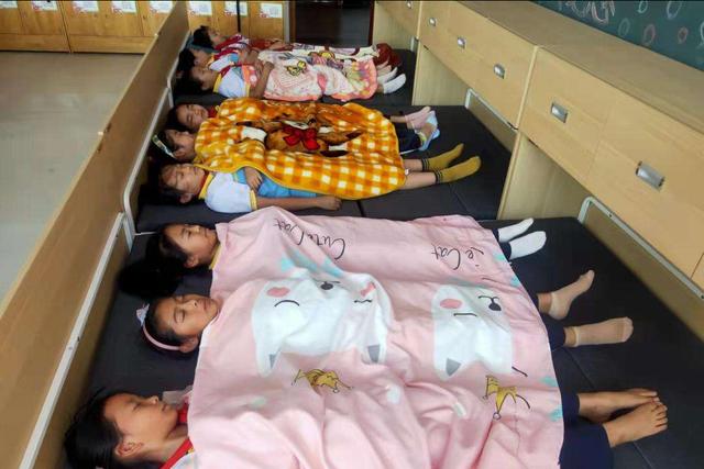 中小学生到校时间延后，“睡眠令”得到落实，家长们却有了新烦恼
