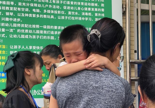 母爱是一场得体的退出，我们能做的就是不断地告诉他：路上要小心