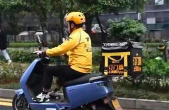 姚志刚：辞去银行行长自主创业，亏损230万后却因送外卖走红