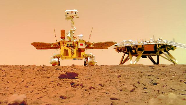 月球上升起五星红旗，让美国登月再遭质疑，为何美国国旗在飘扬？