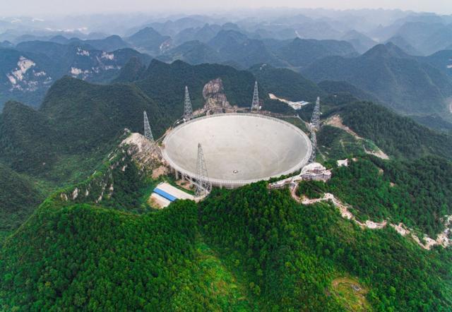 既然星光是亿万年前发出来的，那我们看到的宇宙，都是假的吗？