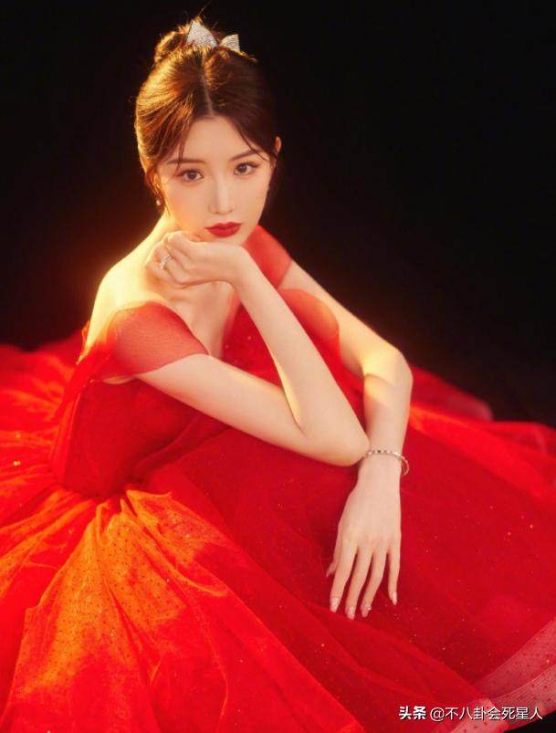 央视元宵女星PK：毛晓彤赢了金晨，万茜“败”在服装上