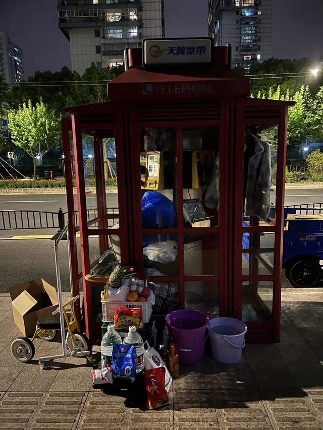 在上海电话亭住了一个月的女人是谁