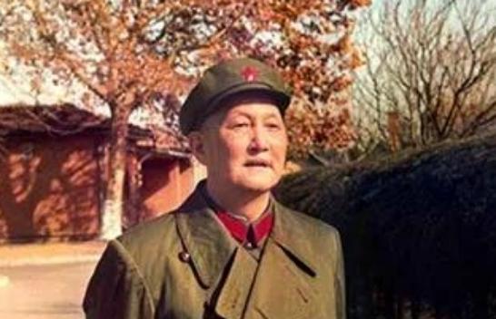 老农在大街上闲聊，突然被人专机接去北京，衣服还没换成了大将军