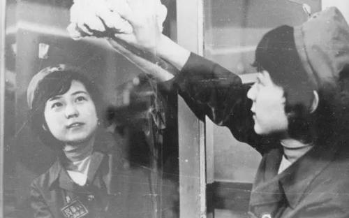 1971年外宾宴会上，国宝九龙杯离奇失踪，周总理安排魔术表演找回