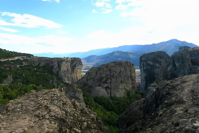 希臘深度遊：卡蘭巴卡、接近天堂的秘境 天空之城（Meteora）