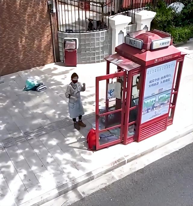 住上海电话亭的女人找到了，但听罢她的回答我们是否很意外？