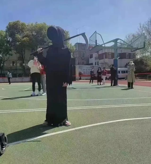 上海人做核酸，堪称时装秀