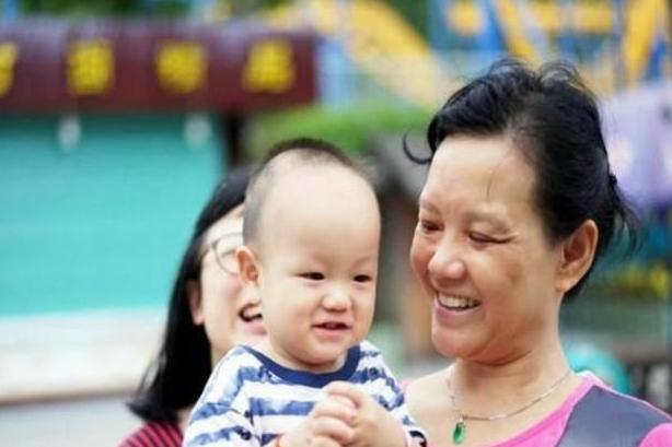 退休老教授全心带娃却被媳妇说不负责，娃上幼儿园显露超强专注力