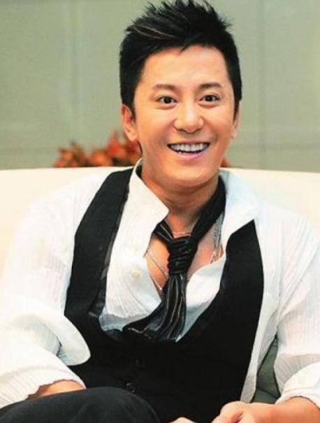 52岁毛宁商演捞金，搂富婆深情对唱，互动卖力被质疑整容