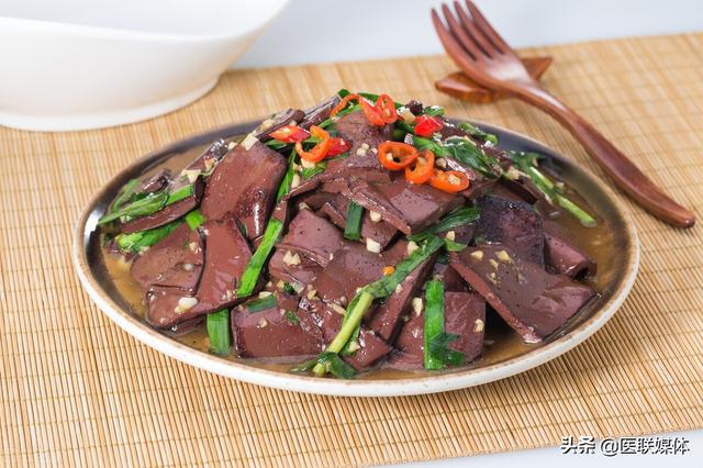 吃猪血后拉出黑便，是在排毒吗？别傻了，留意这2个原因