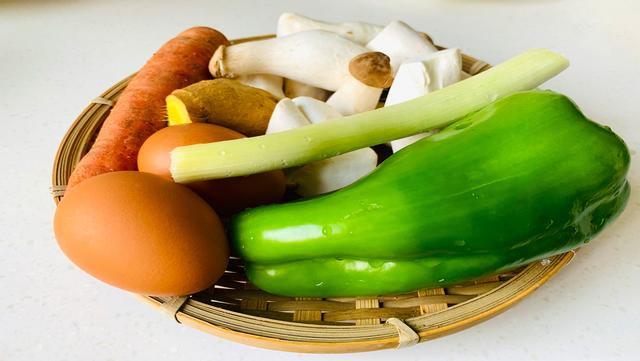 冬天孩子运动少、日晒不足，多吃它，配3种鲜艳食材炒，营养互补