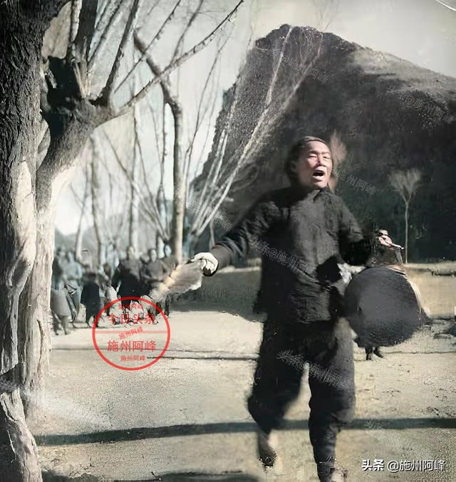 老照片：得到特殊礼物的希特勒，向苏联发射炮弹的意大利士兵