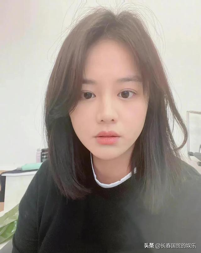 马思纯素颜近照曝光，皮肤白皙面色红润状态好