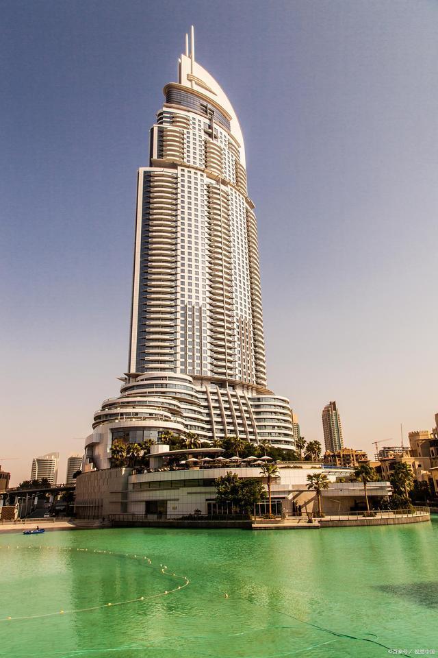 在迪拜政府将旅游业作为发展轴心的政策下,迪拜奢华的建筑设施不断地