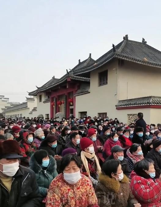 中国首善陈光标回家乡，给数百位老人发红包，网友称标哥又回来了