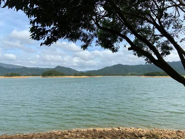 這裏有千島風光 這裏有風車雲海，這裏與繁華無關 卻與天地相連