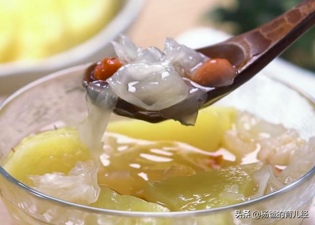 甜香味美的凤梨银耳羹，汤汁浓稠，营养又解馋，家中孩子特别爱吃