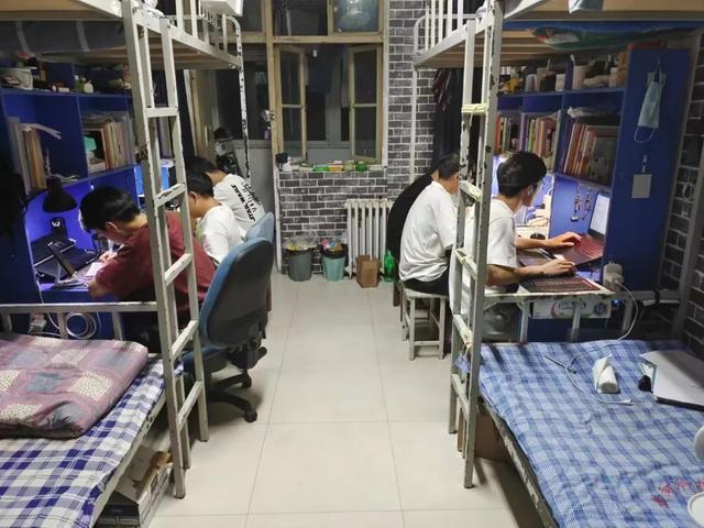30天不间断、1500间宿舍，有一种爱叫有你的地方我都在