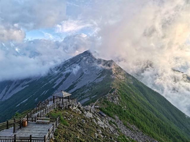 《适合七八月旅行的８座小城，景美人少既凉快又好玩，选一个出发吧》