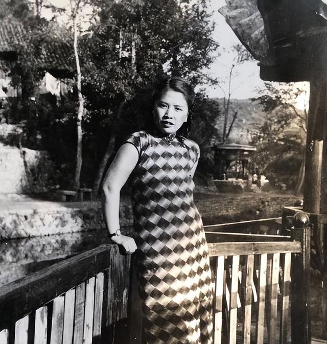 周总理钦点女特工，嫁给蒋介石心腹，身份曝光后给丈夫两条路