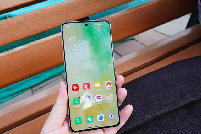 别买，太贵了，OPPOReno8系列还在玩高价低配？