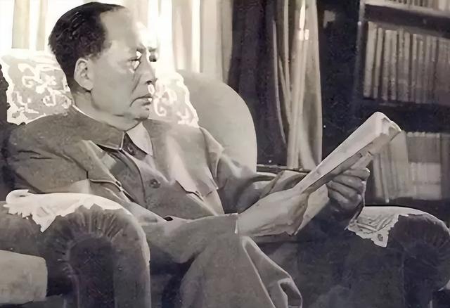 毛主席一行人从机场回来，临时决定下馆子，结账时发现谁都没带钱