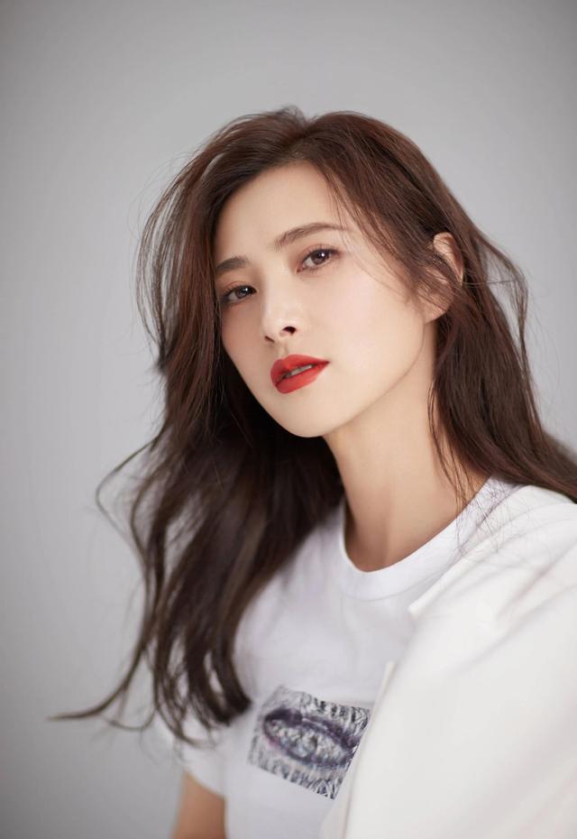 隋俊波：父亲禁止她恋爱，错过靳东保剑锋后被催婚，如今怎样了？