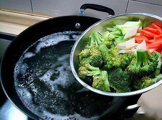 医生告诫：这6类蔬菜或自带“毒素”，吃前最好焯水，别嫌麻烦哦