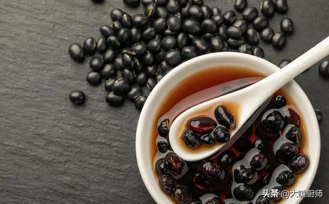 醋泡黑豆的正确做法与吃法及功效(黑豆泡醋的正确做法和吃法)