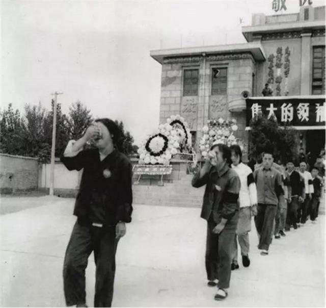 1976年毛主席逝世，毛岸青未能送葬，毛新宇：父亲一直很想念爷爷