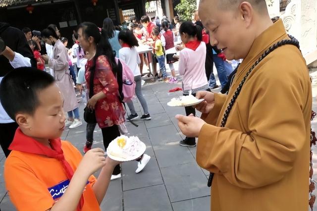 14年前汶川地震，高僧破三戒收留孕妇，生108名罗汉娃，后来如何