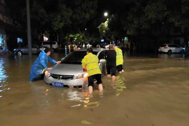 一场暴雨侵袭当阳，他们在暴雨中各种背、各种推、各种抬、各种扶、各种守……