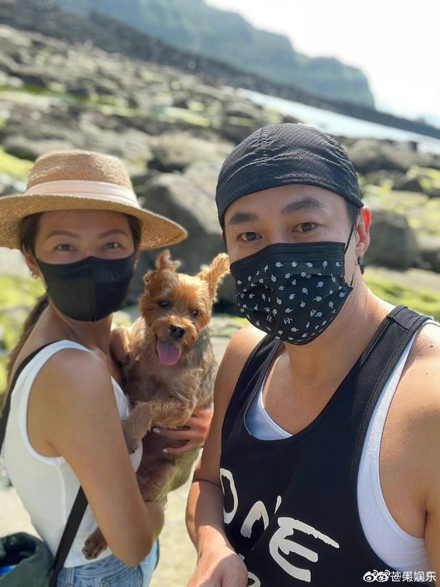 46岁何润东晒妻子出游照，网友直呼肌肉男，这体型不输49岁刘畊宏